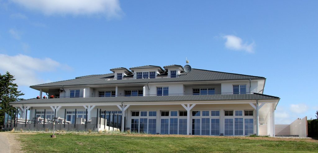Haupthaus Camping Südstrand mit den Ferienwohnungen
