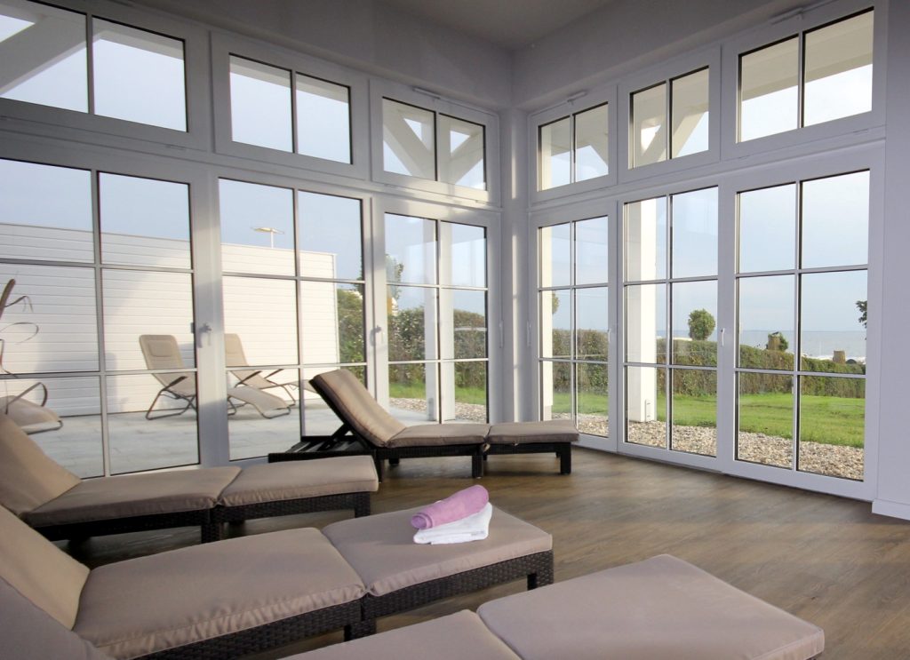 Ruheraum der Sauna mit Liegen und Blick auf die Ostsee