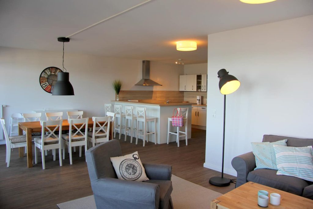 Ferienwohnung Südstrand I, offener Wohn- und Essbereich mit Küche