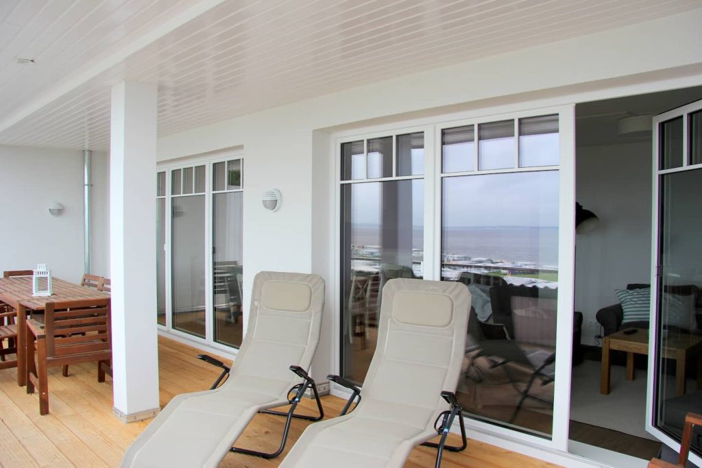 Ferienwohnung Südstrand I, Balkon mit Liegestühlen