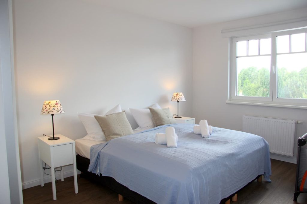 Ferienwohnung Südstrand I, Schlafzimmer mit Doppelbett