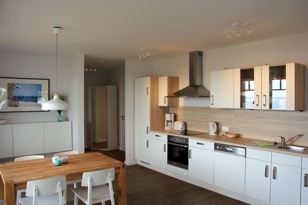Ferienwohnung Südstrand II, Küchenzeile mit Esstisch