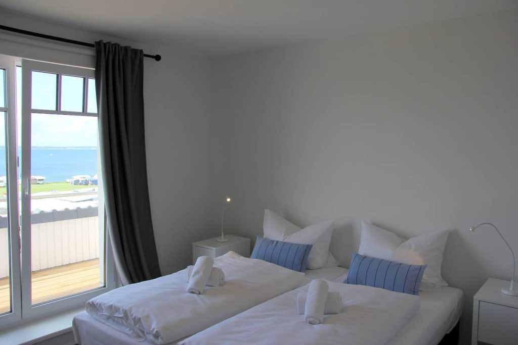 Ferienwohnung Südstrand II, Schlafzimmer mit Meerblick