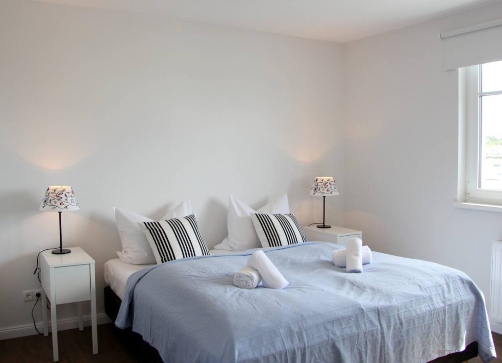 Ferienwohnung Südstrand II, Schlafzimmer 2 mit Doppelbett