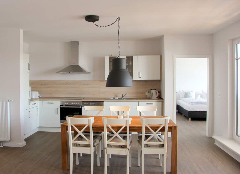 Ferienwohnung Südstrand III, Küchenzeile mit Esstisch