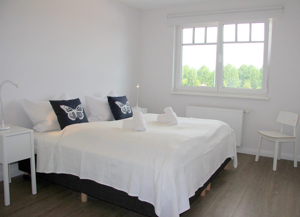 Ferienwohnung Südstrand III, Schlafzimmer 1 mit Doppelbett