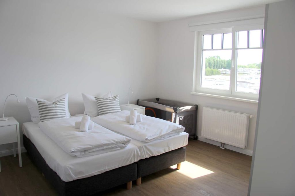 Ferienwohnung Südstrand III, Schlafzimmer 2 mit Doppelbett