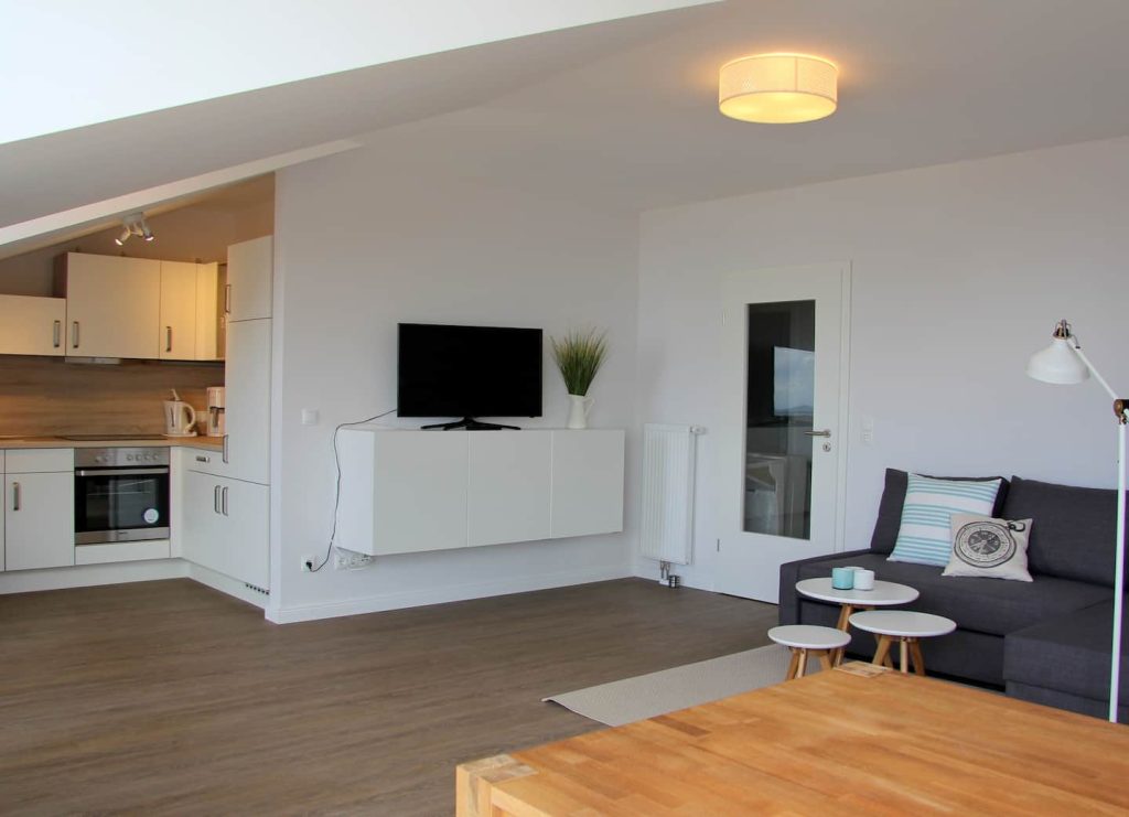 Ferienwohnung Südstrand IV, Wohnbereich mit Küche