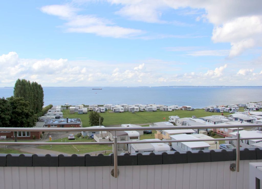 Ferienwohnung Südstrand IV, Blick vom Balkon über den Campingplatz auf die Ostsee