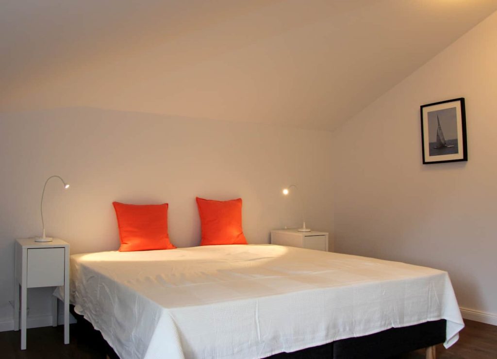 Ferienwohnung Südstrand IV, Schlafzimmer mit Doppelbett